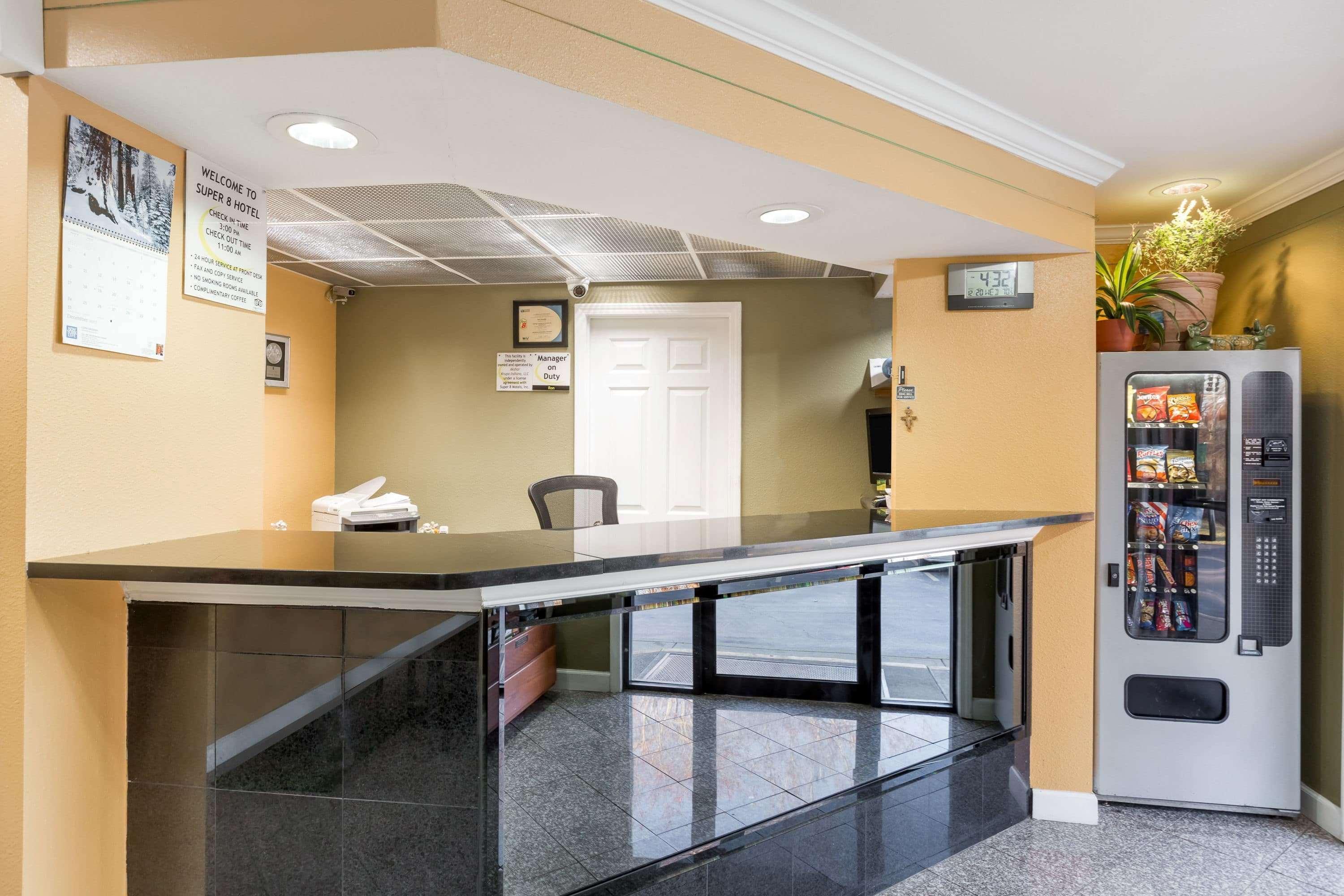 Super 8 By Wyndham Indianapolis-Southport Rd Motell Exteriör bild