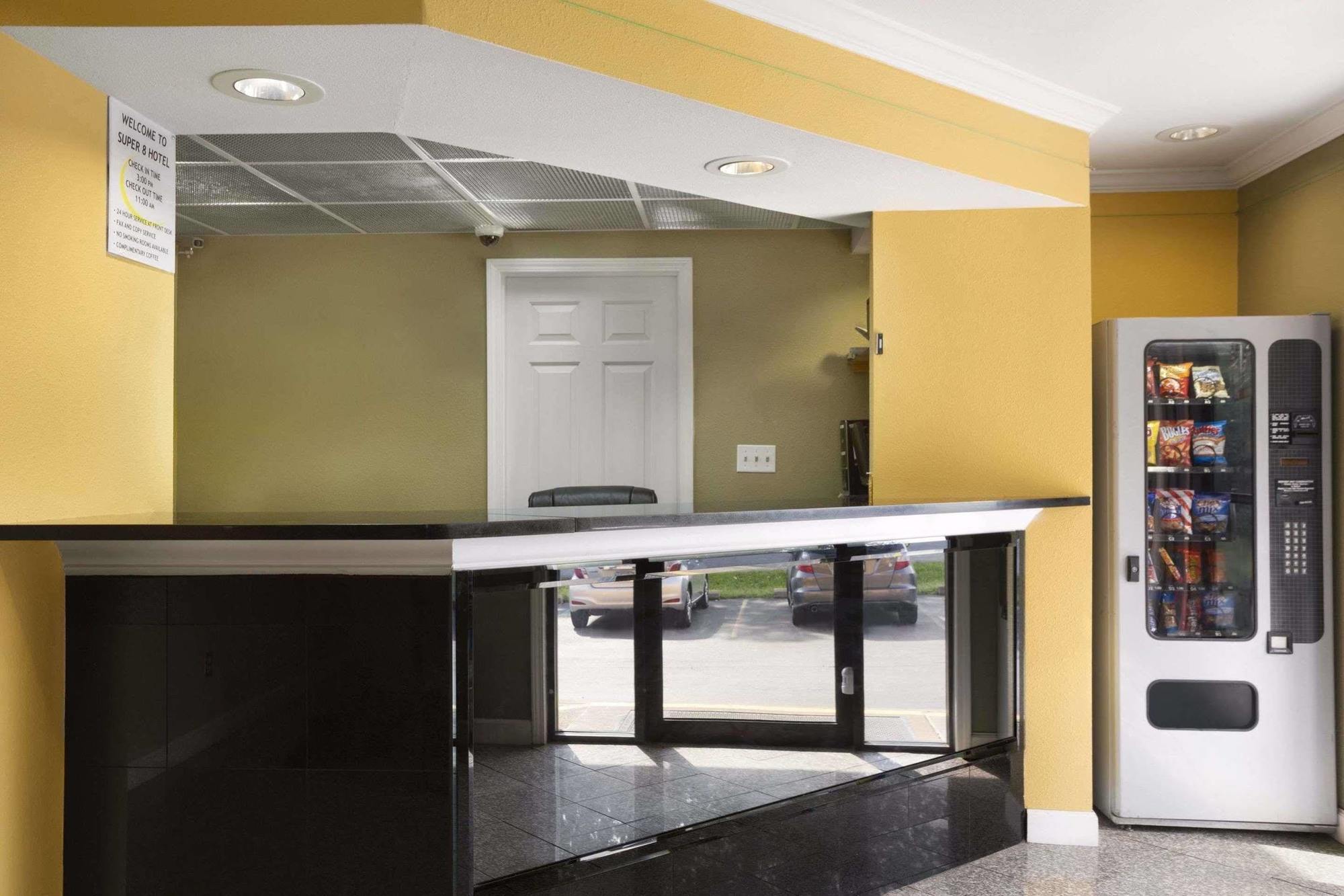 Super 8 By Wyndham Indianapolis-Southport Rd Motell Exteriör bild